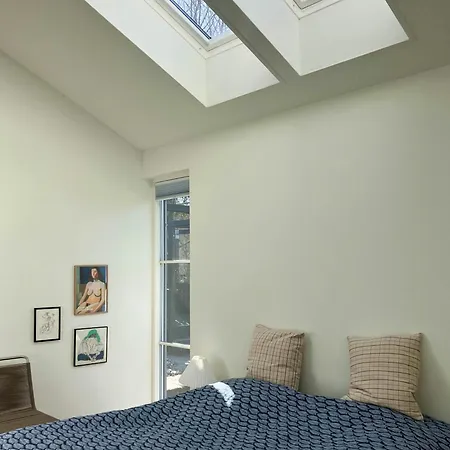 Natural Light And Short Walk To Water In Holiday home