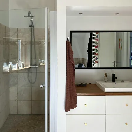 Natural Light And Short Walk To Water In Holiday home *