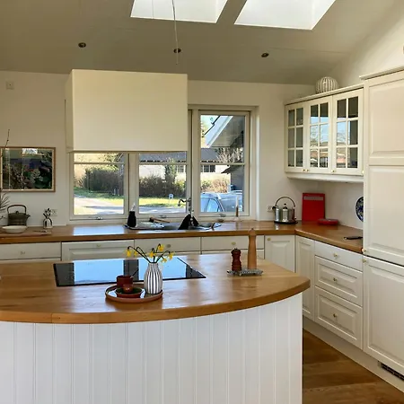 Natural Light And Short Walk To Water In Holiday home *